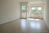 # Ideal für NEUSTARTER ODER HANDWERKER! Toller Grundriss! Bezugsfrei! - Wohnzimmer und Zugang zum Balkon